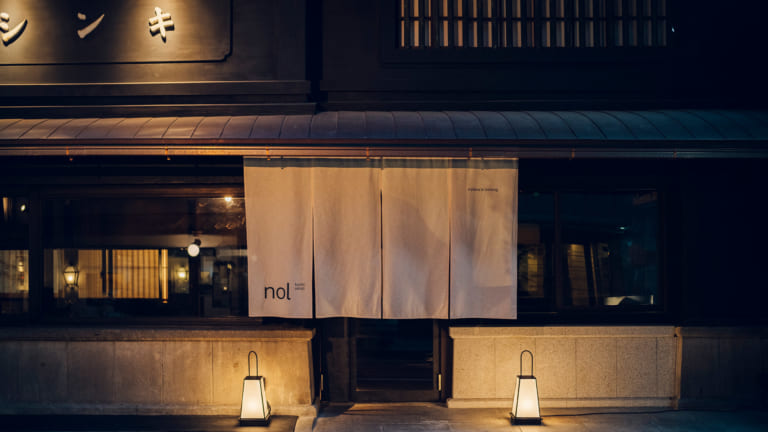 Khách sạn đậm chất phong cách “vintage” ngay sát ga Karasuma Oike lại gần chợ Nishiki, điểm dừng chân lý tưởng cho mọi du khách đến Kyoto