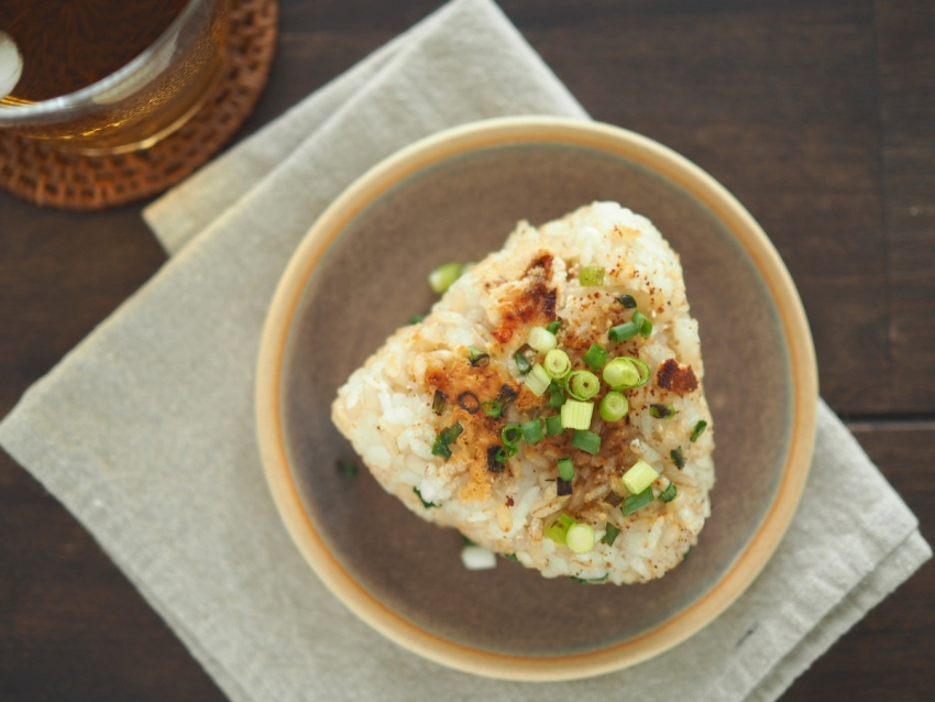 Cách làm món cơm nắm trứng cá tuyết kiểu Nhật cực dễ, nhìn thành phẩm ai cũng xuýt xoa