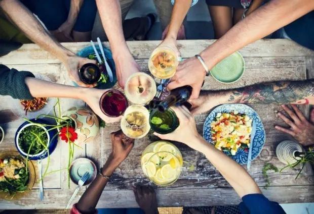 9 điều cần tránh khi dùng bữa trong văn hóa ẩm thực các quốc gia