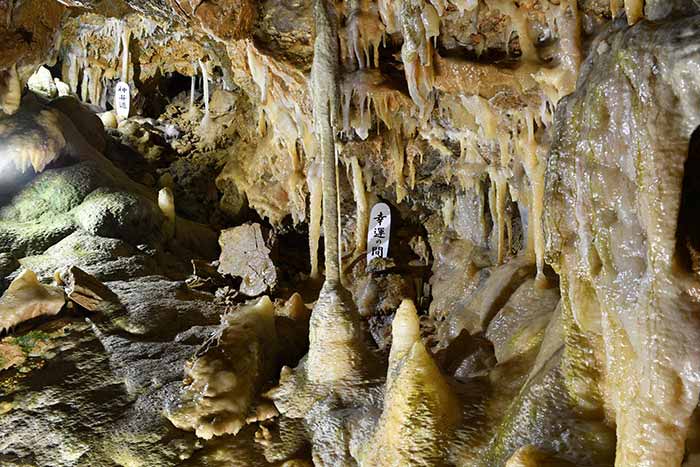 Sốc trước những khối thạch nhũ hàng triệu năm tuổi trong những hang động này ở Nhật