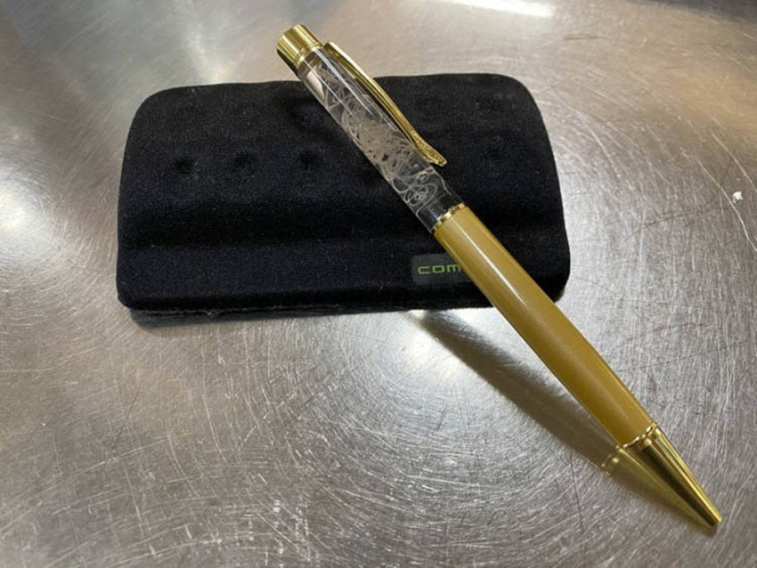 Sốc không thể tả: Bút bi Nhật chứa một con giun sống ký sinh