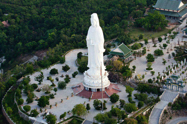 Chùa Linh Ứng – cảnh biển tuyệt đẹp và tượng Phật khổng lồ