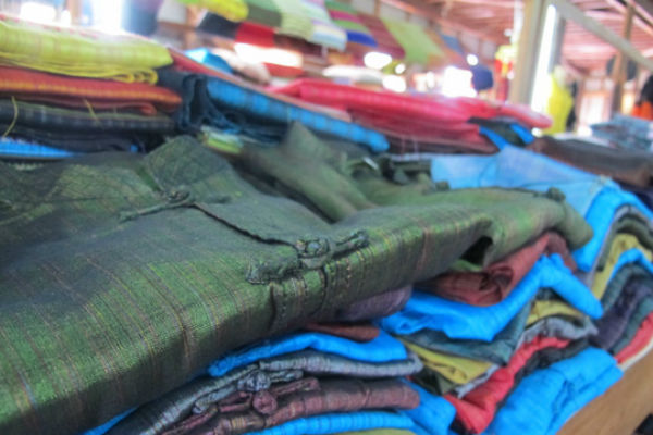 Lụa sen Myanmar sản phẩm đắt giá thu hút nhiều khách du lịch