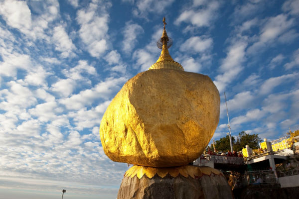 Golden Rock ở Myanmar hòn đá vàng linh thiêng.
