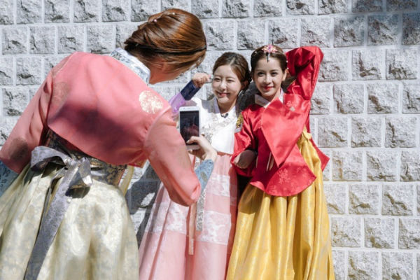 Mặc Hanbok chụp ảnh – trải nghiệm không thể bỏ qua khi tới Hàn Quốc