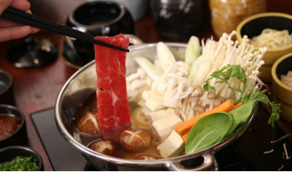 Mùa đông không lạnh với lẩu sukiyaki Nhật Bản