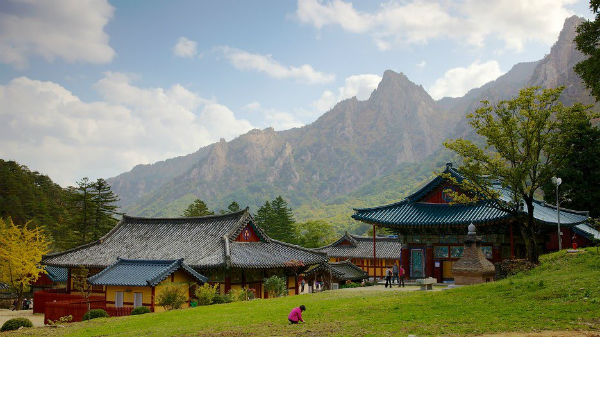 Đền Sinheungsa đặc trưng cho Phật giáo Hàn Quốc