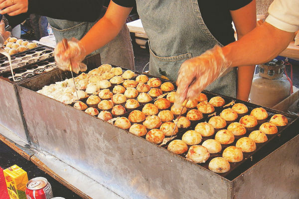 khám phá, trải nghiệm, bánh bạch tuộc takoyaki món ăn đường phố khá phổ biến của người nhật.
