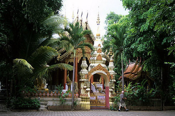 Đến cầu nguyện tại chùa Wat Ku Tao ở Chiang Mai