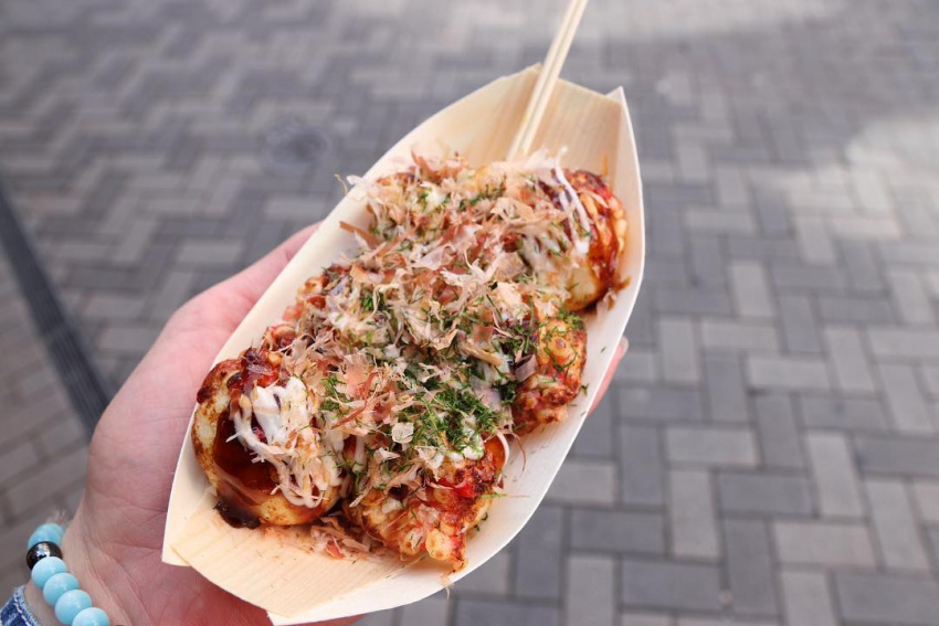 , món tráng miệng, đồ ăn nhẹ, đồ ngọt, okonomiyaki và takoyaki, mì ramen, ẩm thực, nhật bản, 20 địa điểm ăn uống được yêu thích tại khu phố dotonbori ở osaka