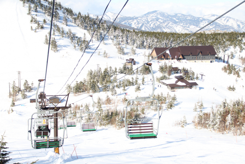 5 địa điểm trượt tuyết kết hợp suối nước nóng nổi tiếng ở vùng phía Bắc Nhật Bản