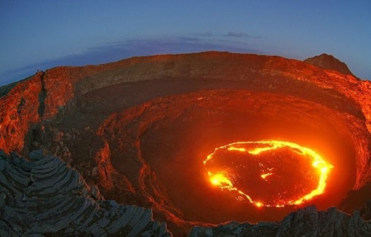 Tự sát ở núi lửa Mihara, bí mật ám ảnh từ tiểu thuyết kinh dị “The Ring”
