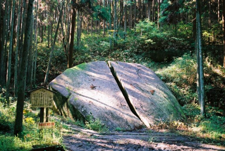 địa điểm, kimetsu no yaiba, fan hâm mộ manga kimetsu no yaiba tìm đến tảng đá bị nứt ở yagyucho để tái hiện lại cảnh đáng nhớ trong tác phẩm