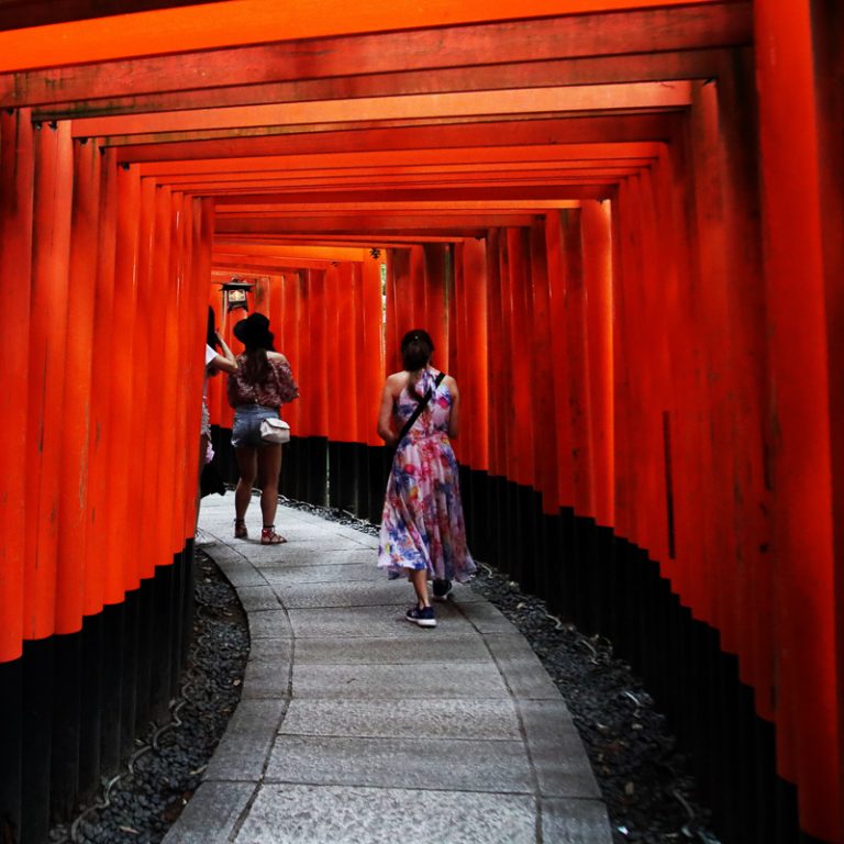 Điều ước thành hay không thành, chỉ cần khấn nguyện ở ngôi đền nổi tiếng nhất Kyoto là biết ngay