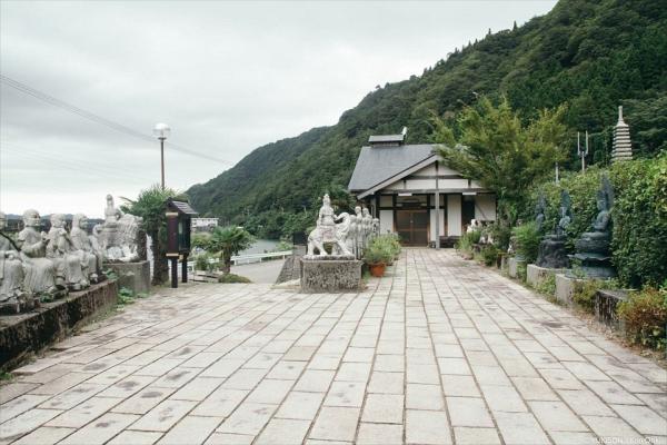 Công viên bỏ hoang Nhật Bản với hơn 800 bức tượng cười bí hiểm khiến bạn bất giác nổi da gà