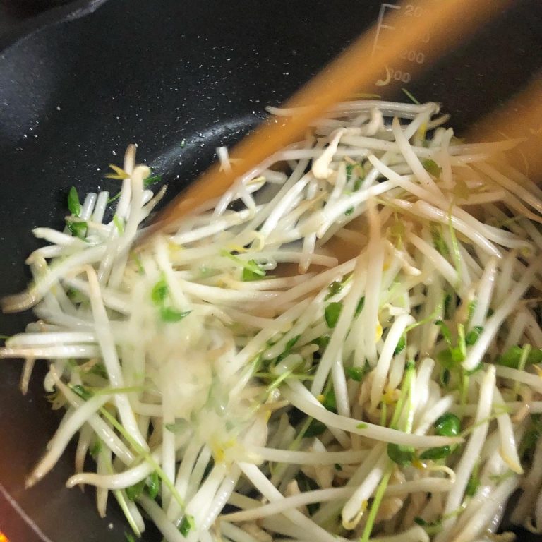 kyoko 's cooking, [kyoko’s cooking]  ức gà phi lê xào rau mầm và giá đỗ