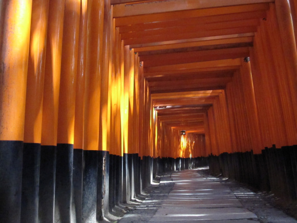 Bạn có đủ dũng khí để bước vào  Đền Fushimi Inari sau khi xem bức ảnh này?