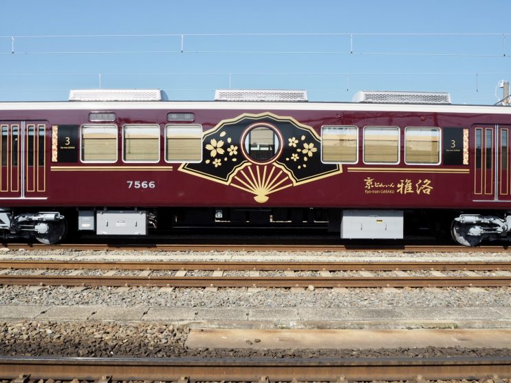 tàu điện du lịch, hãy bước lên chuyến tàu đưa bạn ngược về cố đô kyoto thời xưa