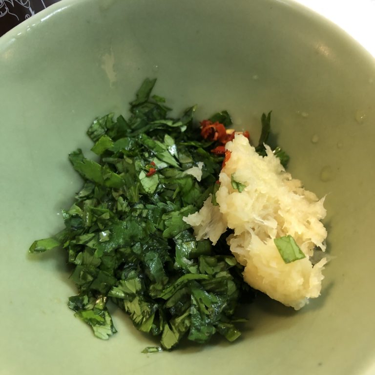 kyoko's cooking, kyoko’s cooking: ức gà hấp rưới sốt gừng và rau ngò