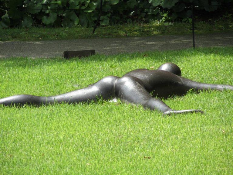 cười vỡ bụng với vườn tượng “lầy lội” của công viên kiến trúc hakone