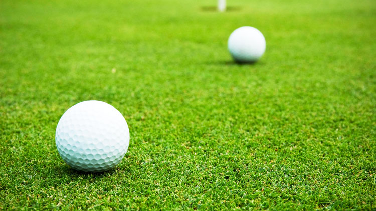 kỹ thuật golf, luật thi đấu, tình huống luật: phải làm gì khi 2 bóng golf va chạm nhau?