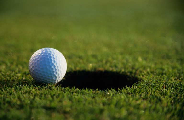 kỹ thuật golf, luật thi đấu, golfer có thể chờ bóng treo vành hố rơi xuống trong bao lâu?