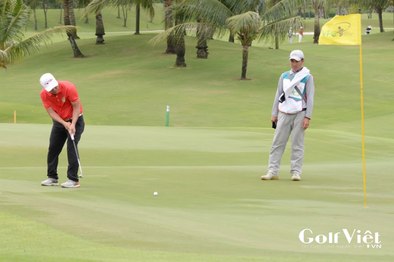 kỹ thuật golf, luật thi đấu, luật golf 2019 đưa ra án phạt nặng trong trường hợp caddie đọc line giúp golfer