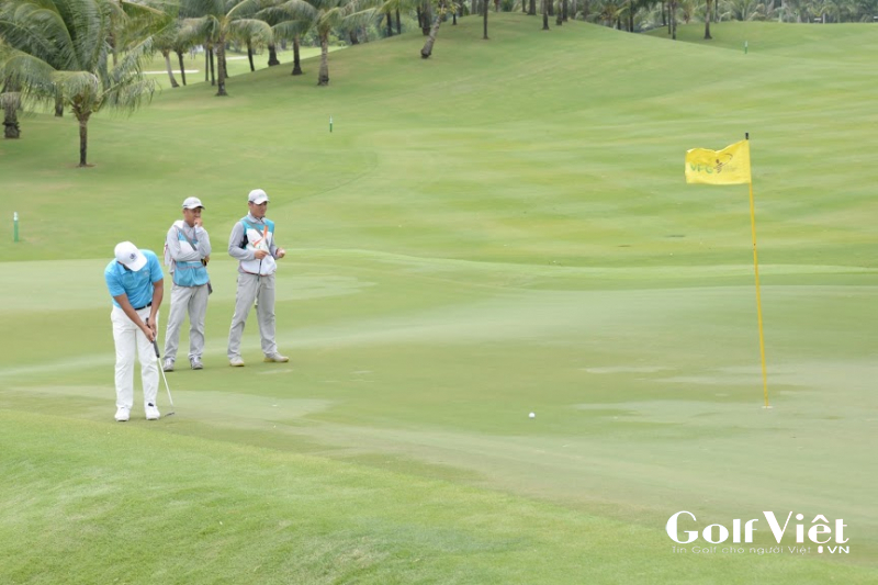 kỹ thuật golf, luật thi đấu, luật golf 2019 đưa ra án phạt nặng trong trường hợp caddie đọc line giúp golfer