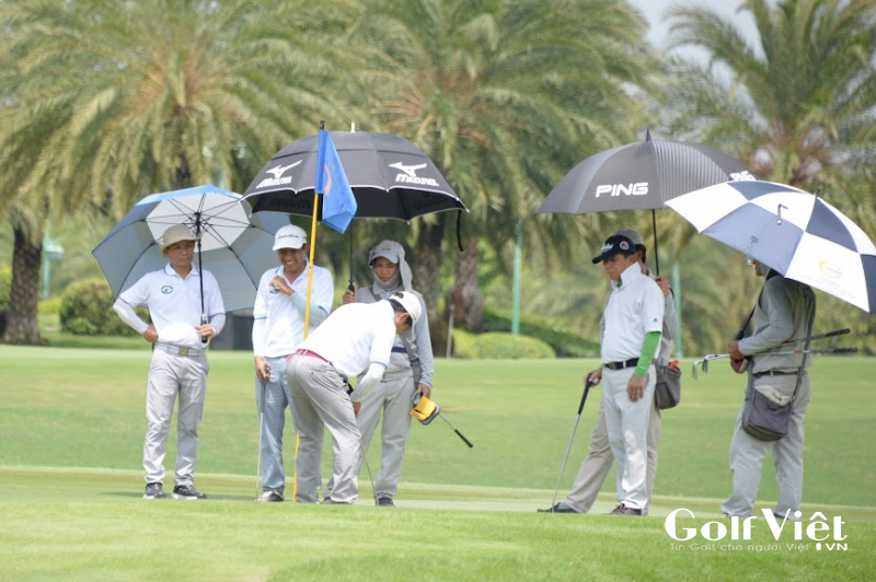 kỹ thuật golf, luật thi đấu, tại sao luật golf 2019 cho phép golfer nhấc bóng lên kiểm tra không cần thông báo?