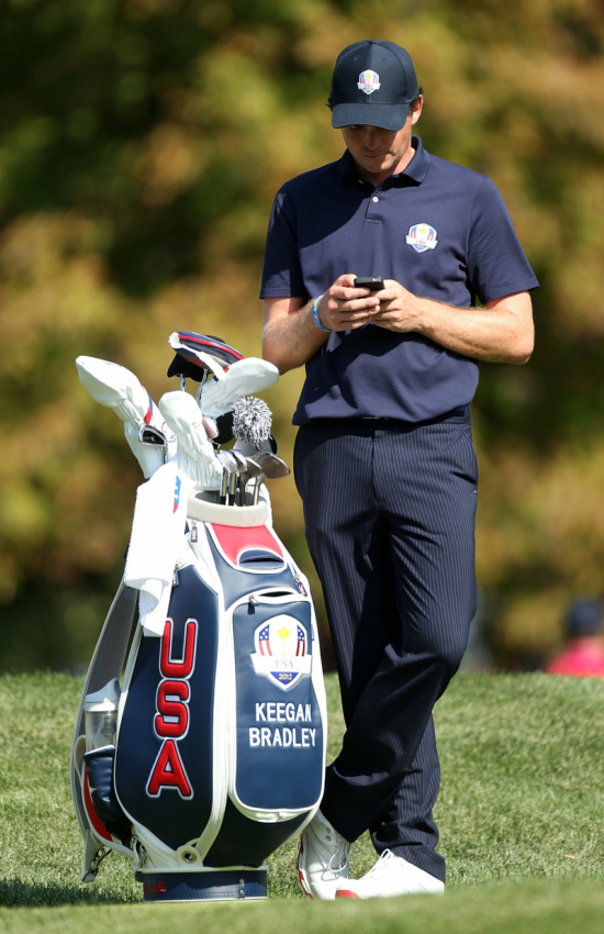 Golfer có được sử dụng điện thoại khi chơi golf không?