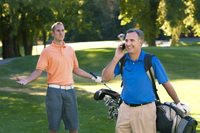 kỹ thuật golf, luật thi đấu, golfer có được sử dụng điện thoại khi chơi golf không?