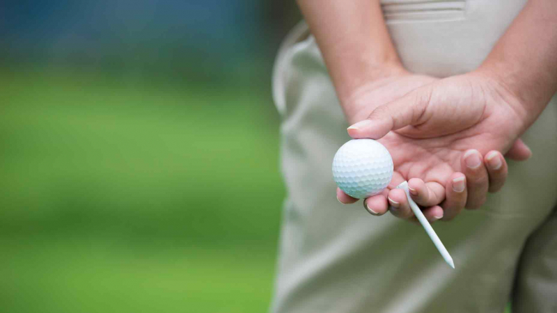 kỹ thuật golf, luật thi đấu, golfer có được mượn cọc tee từ người chơi khác?