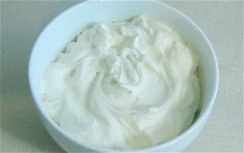 kem tươi, whipped cream, cách làm kem tươi, cách làm whipped cream, cách làm whipping cream, hướng dẫn làm whipped cream, hướng dẫn làm kem tươi, tự làm kem tươi (whipped cream) tại nhà chỉ từ sữa tươi và gelatine