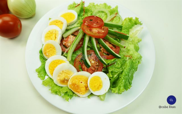 salad rau củ, salad trứng, salad xà lách trộn trứng, salad rau củ trứng vịt, sa lát xà lách trứng, salad trứng vịt xà lách, xà lách trộn trứng cà chua, 20 phút có ngay món salad rau củ trộn trứng