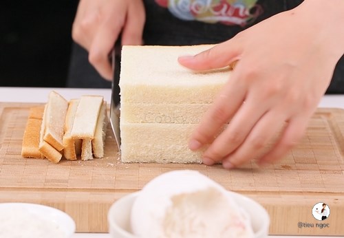 Tập làm kem chiên bằng lát bánh mì sandwich khiến ai cũng thèm thuồng