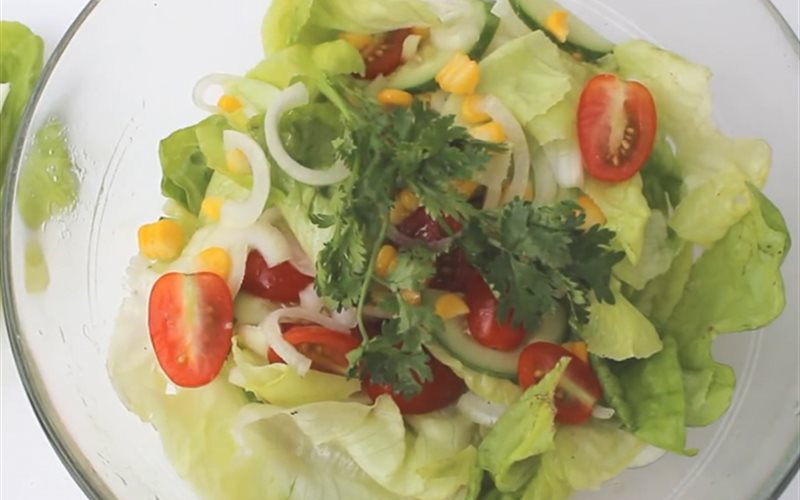 ăn kiêng, salad, salad đơn giản, salad gà, salad trộn dầu giấm, salad rau củ trộn trứng, cách làm salad cho người ăn kiêng, cách làm 3 món salad đơn giản cho người đang ăn kiêng