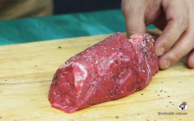 Cách làm thịt bò Hokkaido áp chảo dùng với sốt mayonnaise wasabi Kewpie