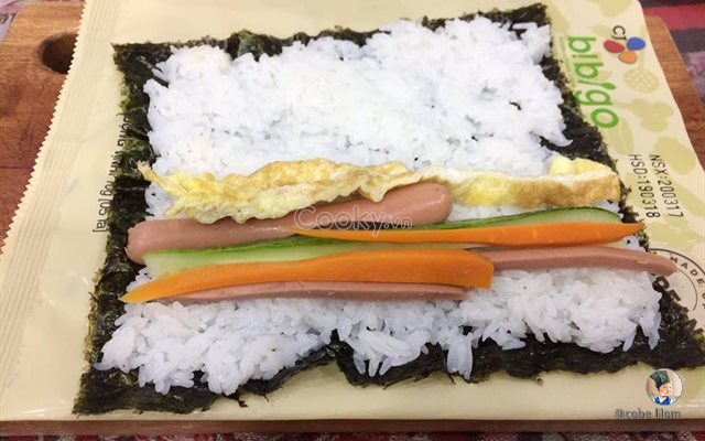 cơm cuộn, cơm cuộn sushi, sushi cuộn, cơm cuộn rau củ, cơm cuộn rong biển, cơm cuộn xúc xích rau củ, sushi cuộn cơm rong biển, cách làm cơm cuộn sushi đơn giản màu sắc ngọt ngào yêu thương