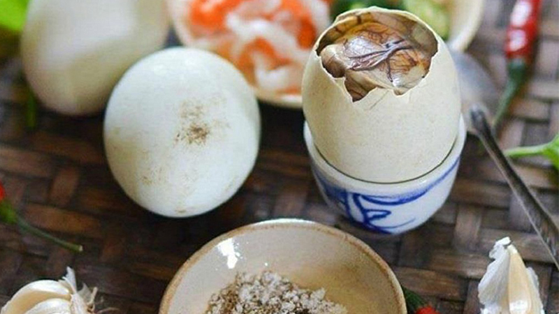 Trứng vịt lộn um bầu và ngải cứu - 2 phương thuốc truyền thống bồi bổ cơ thể của người Việt