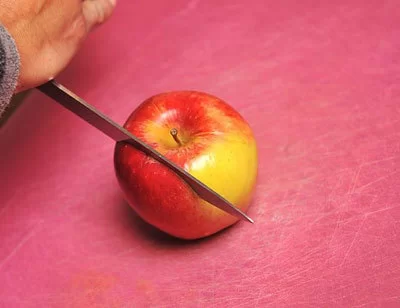 tỉa táo, tỉa táo hình con cua, tỉa táo hình thiên nga, 6 cách tỉa táo, các cách tỉa trái cây, cách tỉa trái táo nhanh và gọn, mẹo gọt trái cây đẹp, cách tỉa táo đẹp, nhanh, các nàng vụng cũng có thể làm được