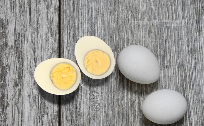 luộc trứng, lưu ý khi luộc trứng, cách luộc trứng, viền xanh quanh lòng đỏ, màu xanh quanh lòng đỏ trứng, trứng gà, lòng đỏ trứng gà, mẹo vặt, việc bếp núc, kinh nghiệm, lòng đỏ trứng gà sau khi luộc xuất hiện viền màu xanh, nguyên nhân do đâu?