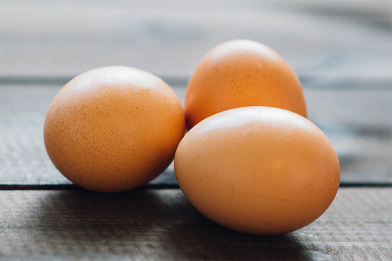 ăn trứng sống, ăn trứng gà sống có béo không, ăn trứng gà sống có tốt không, tác hại khi ăn trứng gà sống, lợi ích của ăn trứng gà sống, ăn trứng gà sống có tác dụng gì, ăn trứng gà trống có tốt cho tinh trùng không, ăn trứng gà sống tiềm ẩn những nguy hiểm gì?