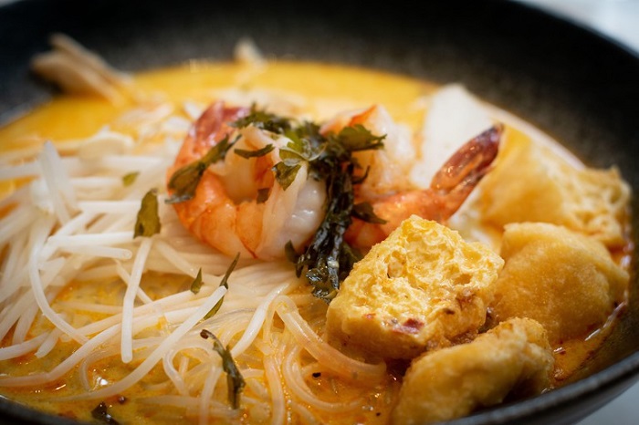Thưởng thức loạt món ăn Singapore ngon nức tiếng chưa đến 100 nghìn đồng