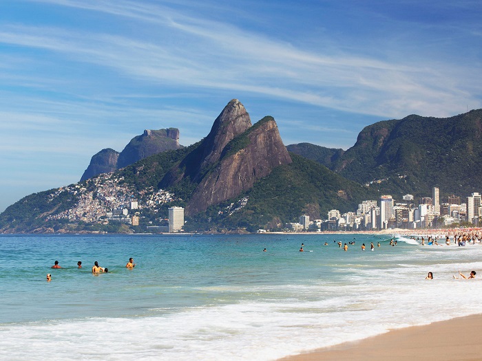 Bãi biển Copacabana có gì mà được mệnh danh là bãi biển đẹp nhất Brazil