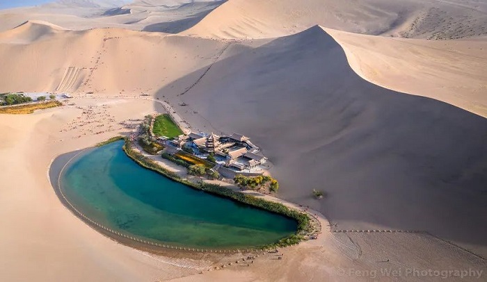 Kỳ lạ Hồ Bán Nguyệt Trung Quốc 2.000 năm ‘lọt thỏm’ giữa sa mạc