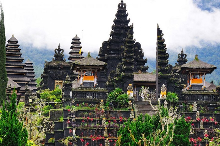 tận hưởng không gian yên bình tại những ngôi chùa ở indonesia