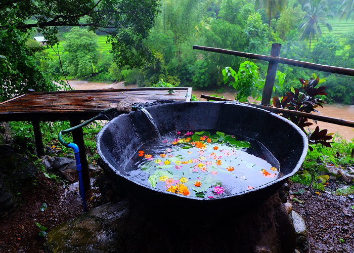Tắm trong vạc nước “khổng lồ” đang đun trên bếp – Chuyện thật như đùa tại Philippines