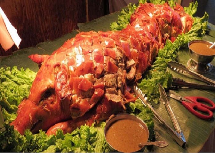 Lạ miệng với món thịt lợn nướng nguyên con Philippines