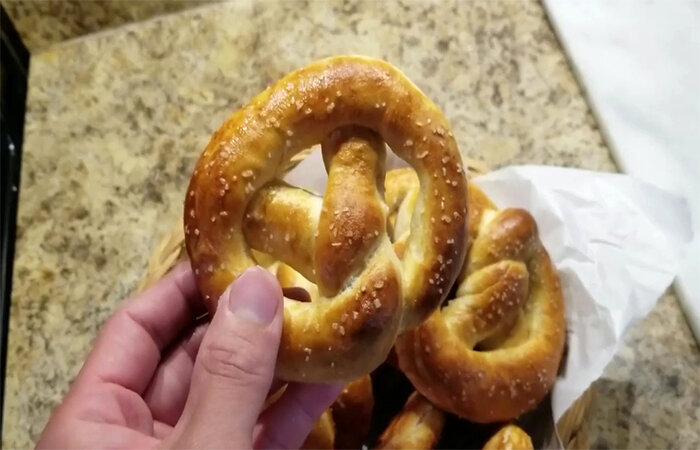 thưởng thức bánh pretzel khi vi vu đến nước đức