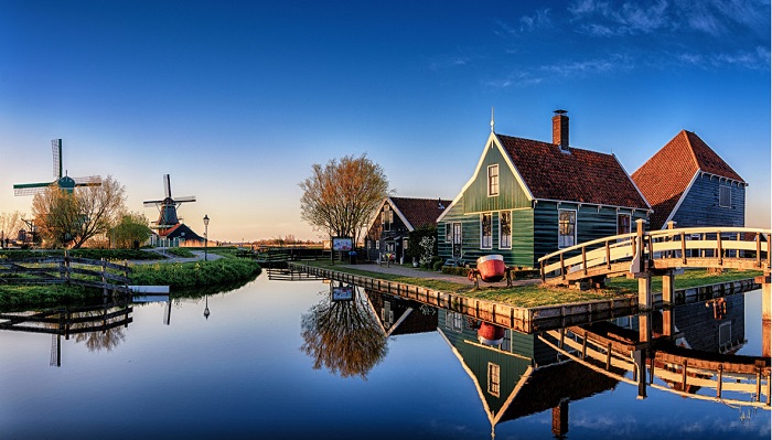 Lạc vào thế giới nhiều màu sắc tại ngôi làng cối xay gió Zaanse Schans ở Hà  Lan - ALONGWALKER